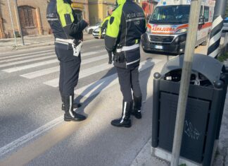 Fano, pedone investito mentre attraversa sulle strisce pedonali