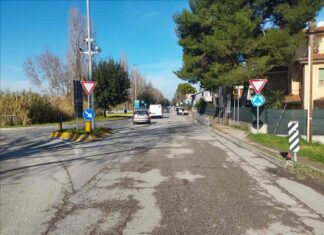 Fano, tamponamento a due alla rotatoria in via Papiria