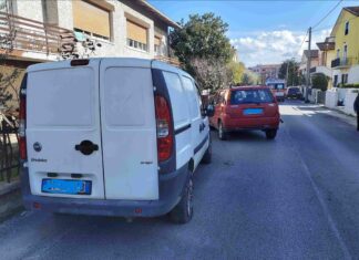 Fano, ottantenne perde il controllo della vettura e sperona furgone in sosta