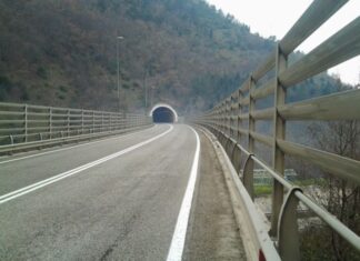 Cagli, galleria e semaforo. Si ripetono situazioni di pericolo
