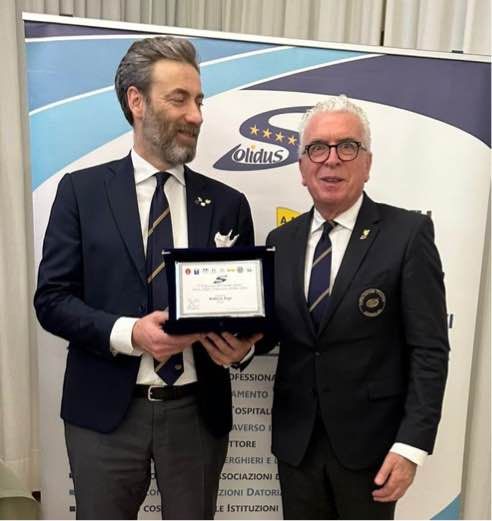 papi riceve premio dal presidente nazionale AIS