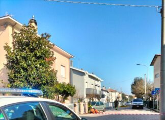 Fano: auto abbatte contatore del gas, via chiusa per sicurezza