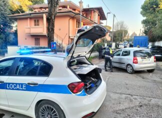 Fano, urtato autocarro di bottiglie: strada invasa da cocci di vetro e cassette in plastica