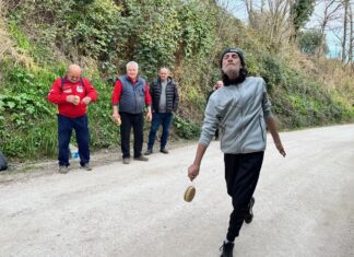 Torna il gioco tradizionale del lancio del formaggio a San Costanzo con la 5° edizione del Memorial Carlo Sorcinelli