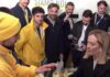 Isola del Piano: Il giovane agricoltore a km zero offre uno barretta energetica a Giorgia Meloni il video della Coldiretti diventa virale