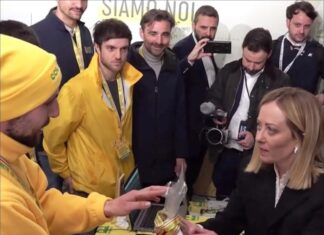 Isola del Piano: Il giovane agricoltore a km zero offre uno barretta energetica a Giorgia Meloni il video della Coldiretti diventa virale