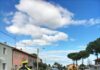 Fano: auto abbatte una cancellata, poi si ferma in mezzo alla strada