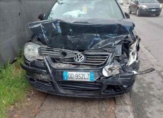 Fano, tamponamento in via I Maggio, gravi danni alle due vetture