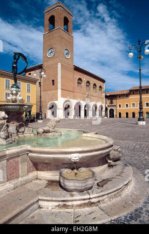 l-italia-nelle-marche-fano-piazza-xx-settembre-piazza-fontana-della-fortuna-sfondo-fontana-palazzo-della-ragione-eh2g8m