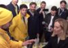 Giorgia Meloni con l’agricoltore di Isola del Piano Luca Ciacci, il siparietto con l’agribarretta diventa virale