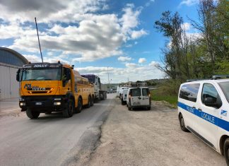 Fano, autocarro sperona cabina Enel: fabbriche senza luce