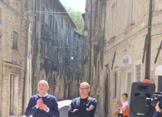 Regionali 2025: il bike tour di Ricci è partito da Cantiano
