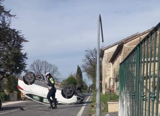 Fano, vettura sbanda e urta colonnina del gas metano