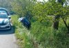 Fano, automobile esce di strada e finisce nel fosso