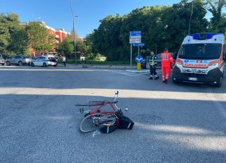 Fano, scontro in rotatoria: ferito ciclista di 79 anni