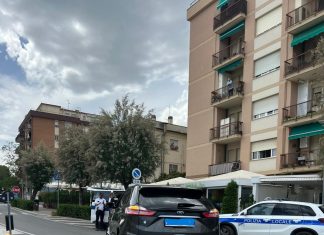 Fano, automobile abbatte cartello della segnaletica stradale