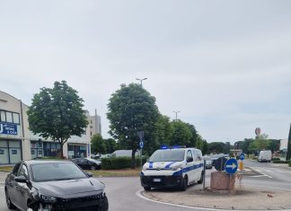 Fano, giovanissimo centauro ferito nell’urto contro un’automobile