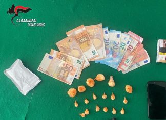 Fano: vede una pattuglia dei carabinieri e lancia la droga dal finestrino della macchina. Arrestato diciottenne albanese