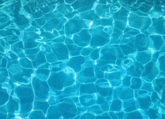 Fano, bimba cade in piscina, titolare stabilimento la rianima e la salva