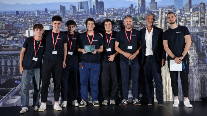 I ragazzi dell'Itis con il prof. Dini premiati dall'ing. Roberto Pagani resp Buisement Deveopment Siemens Smart Infrastructure