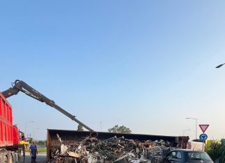Fano, autoarticolato si ribalta e parte del carico schiaccia il cofano di una vettura