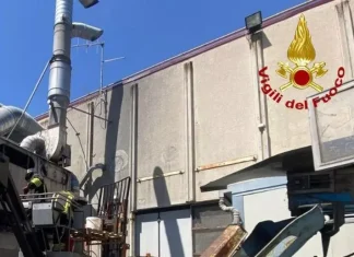 Pianacce di Mondavio, silos in fiamme. Due vigili del fuoco sono rimasti lievemente feriti