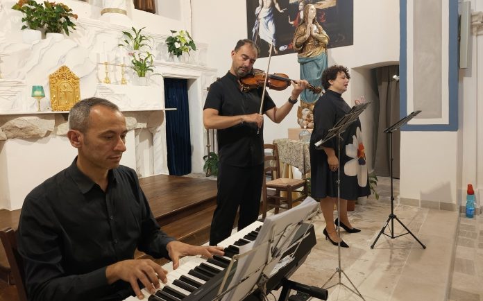 da Dx il mezzosoprano Tina D’alessandro, Walter Foliero al violino e Vito Cofano al piano
