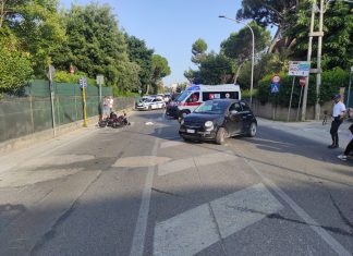 Fano, centauro in codice rosso per uno scontro in viale I Maggio. Ferita anche la moglie