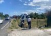 Fano, automobile resta in piedi sul muso cadendo in un fossato