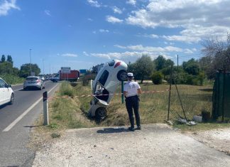 Fano, automobile resta in piedi sul muso cadendo in un fossato