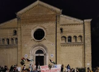 Fano, rumore davanti al Duomo per svegliare le coscienze sulla tragedia di Gaza