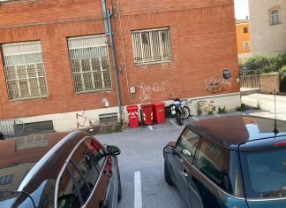 Fossombrone, inciampa sui rifiuti, cade a terra, si rompe il femore