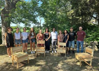Mondolfo, “Sediamoci”: installate nuove sedute nel giardino dell’Abbazia di San Gervasio grazie al progetto del Liceo Artistico Apolloni di Fano