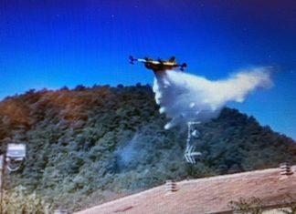 Fulmine innesca incendio boschivo a Bellisio Solfare. Intervento del Canadair con nove lanci