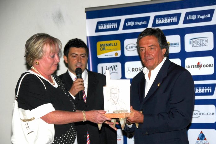 Antonella Barbetti consegna il Memorial Barbetti 2008 a Giancarlo Minardi di nuovo ospite a Gubbio nel contesto del Trofeo Fagioli 2025