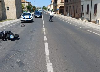 Fano, una motociclista in ospedale a causa dell’urto contro un’auto