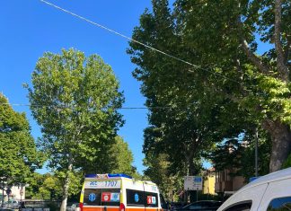 Fano, sedicenne ferita nello scontro tra il suo ciclomotore e un’auto