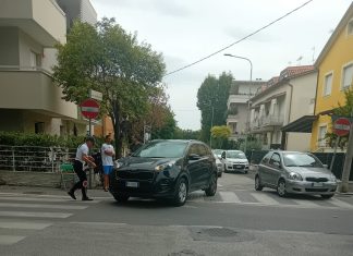 Fano: scontro auto-bici, giovane ciclista medicata sul posto