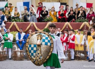 Atmosfere medievali nel borgo di Serra Sant’Abbondio con il Palio della Rocca