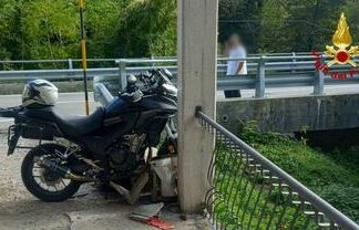 Incidente lungo l’Apecchiese, centauro vola in un fossato. Trasferito a Torrette con l’eliambulanza
