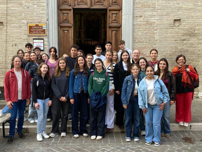 Alunni davanti a San Filippo