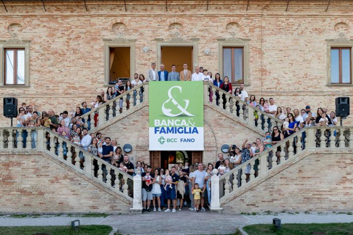 Foto di gruppo famiglie premiate 2025
