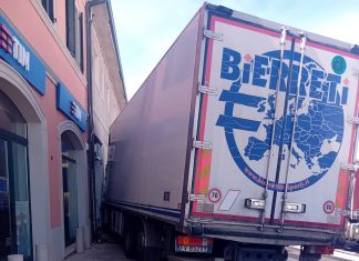 Fano, autista colpito da malore perde il controllo del Tir. Urtata una gru, ferito l’operaio