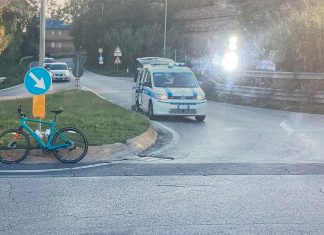 Fano, scontro tra bici e auto sull’Adriatica. Ciclista in ospedale