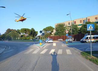 Fano, urto in rotatoria: ciclista in eliambulanza ad Ancona