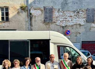 Isola del Piano: nuovo scuolabus per la primaria consegnato dal sindaco Giuseppe Paolini