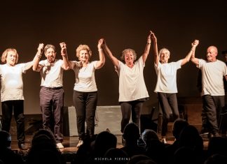 Anziani del Centro Allegro di Calcinelli regalano emozioni a teatro