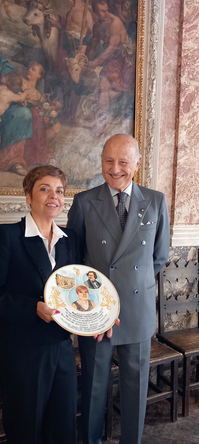 B.Dir. M. Castellaneta e Pres. Emerito G.Girelli con dono.jpg 4