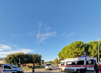 Fano, urto contro un furgone: ferita motociclista di 45 anni