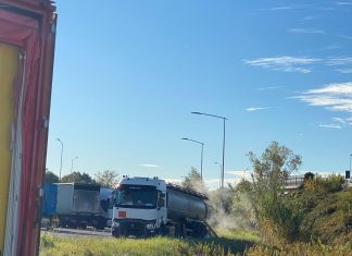 Fano: autocisterna perde acido cloridrico, intervengono anche i nuclei speciali dei vigili del fuoco